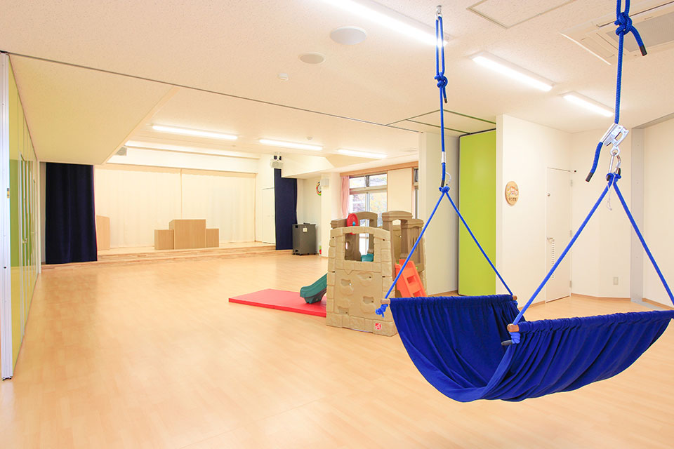 走ったり、ハンモックに揺れたり元気に遊ぶ遊戯室