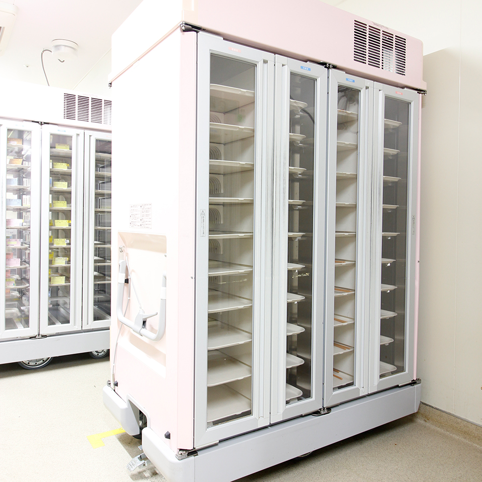 温冷配膳車で、温かいお食事は温かいまま、冷たいお食事は冷たいまま、皆様へお届けします